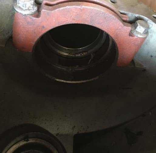 Rear axle housing end with circular bearing opening and mounting bolts